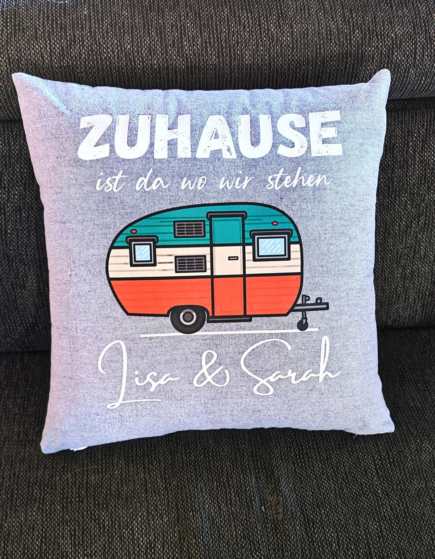 Kissen Camping personalisierbar Wohnwagen Klassik - Zuhause ist wo wir stehen - Camper Geschenk Kissen Baumwolle grau strukturiert 40 x 40