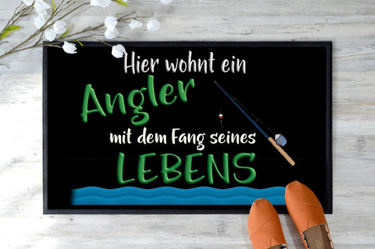 Hier wohnt ein Angler mit dem Fang seines Lebens" Staubfangmatte / Fußmatte