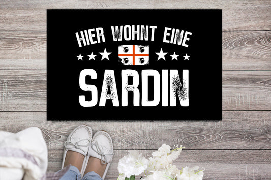 Fußmatte  Hier wohnt Sarde oder Sardin mit seiner Königin Italien Italienisch Sardinien Italiener Italienerin