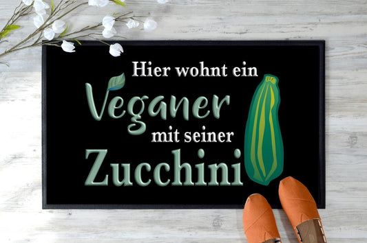 Hier wohnt ein Veganer mit seiner Zucchini" Staubfangmatte / Fußmatte