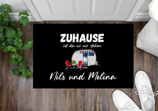 Fußmatte Camping Wohnwagen 2 zuhause ist wo wir stehen  personalisierbar mit Wunschname