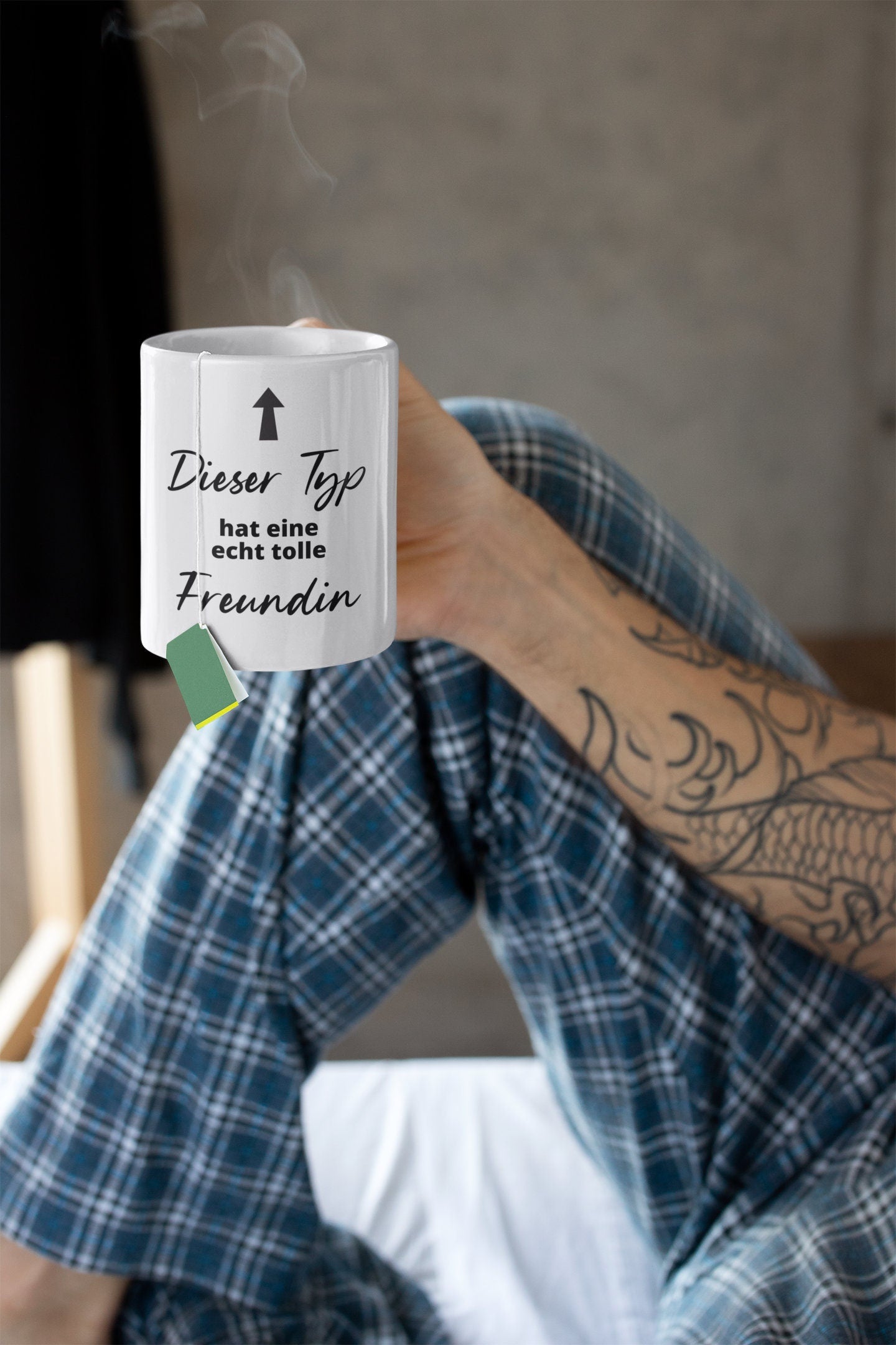 Tasse zum Valentinstag Dieser Typ hat tolle Freundin Geschenk Mann für Männer Geschenkidee Tasse mit Spruch