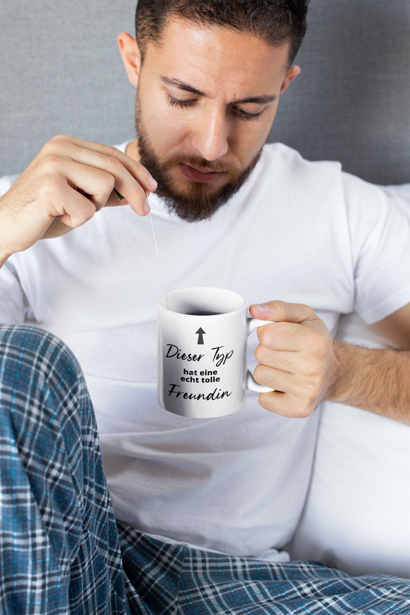 Tasse zum Valentinstag Dieser Typ hat tolle Freundin Geschenk Mann für Männer Geschenkidee Tasse mit Spruch