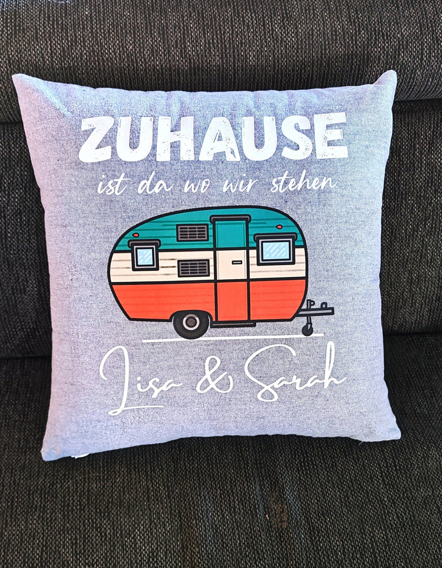 Kissen Camping personalisierbar Wohnwagen Klassik - Zuhause ist wo wir stehen -  Camper Geschenk Kissen Baumwolle grau strukturiert 40 x 40