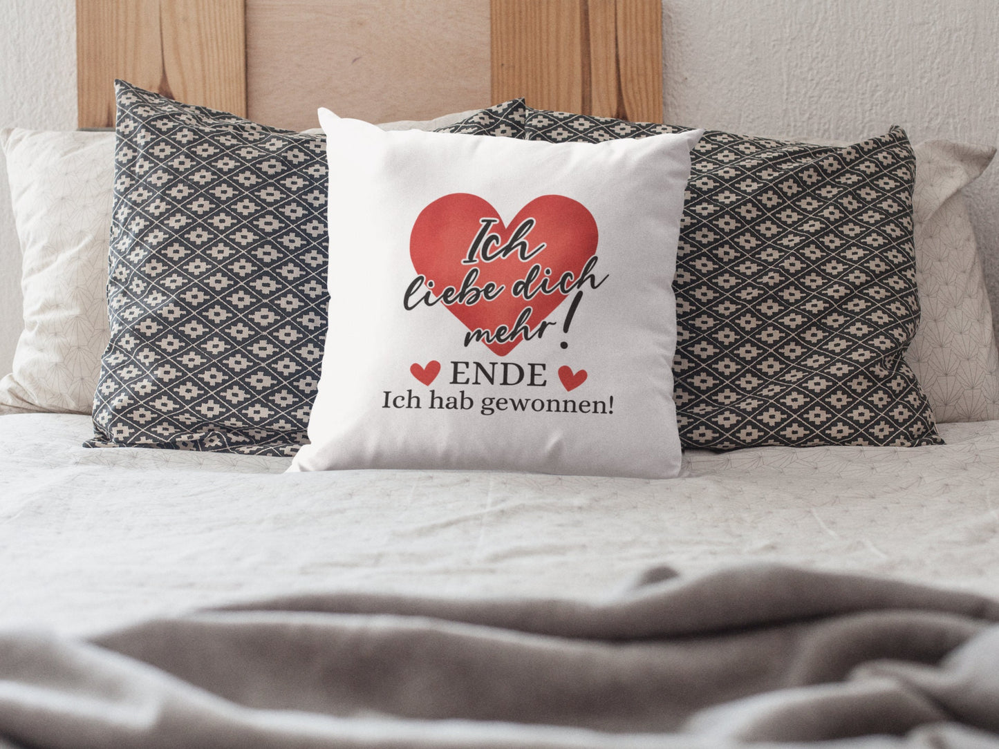 Kissen Valentinstag - Ich liebe dich mehr - Baumwolle 40x40 cm - Geschenk für Paare - Liebe und Beziehung - Lustig - für sie und ihn